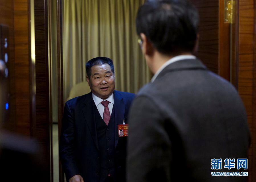 (兩會·圖文互動)(1)一場特殊的會客——人大代表“會見”國家發改委司長