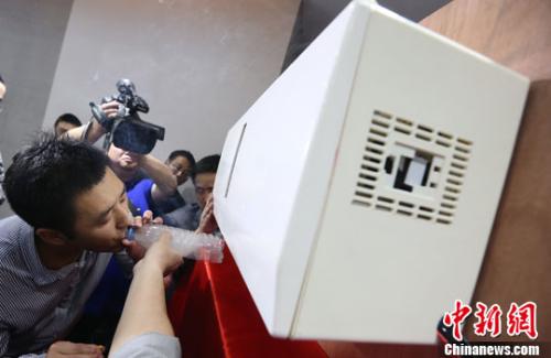 圖為南京一家科研單位研發的空氣凈化器。<a target='_blank' >中新社</a>發 泱波 攝