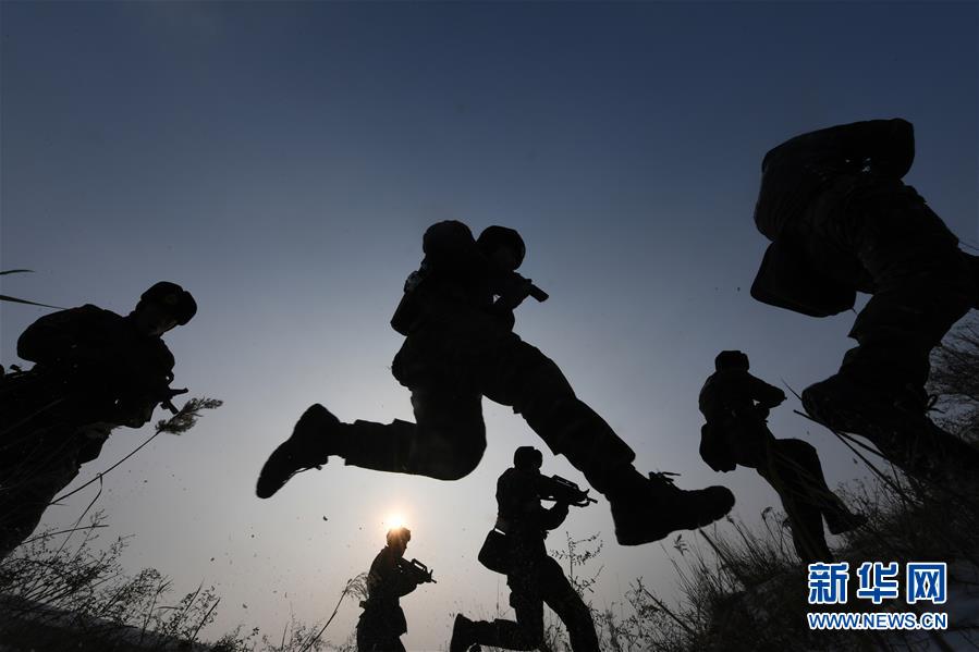 （新華全媒頭條·圖文互動）（12）備戰(zhàn)踏上新起點，練兵展現(xiàn)新氣象——2018中國軍隊新年開訓全景大掃描