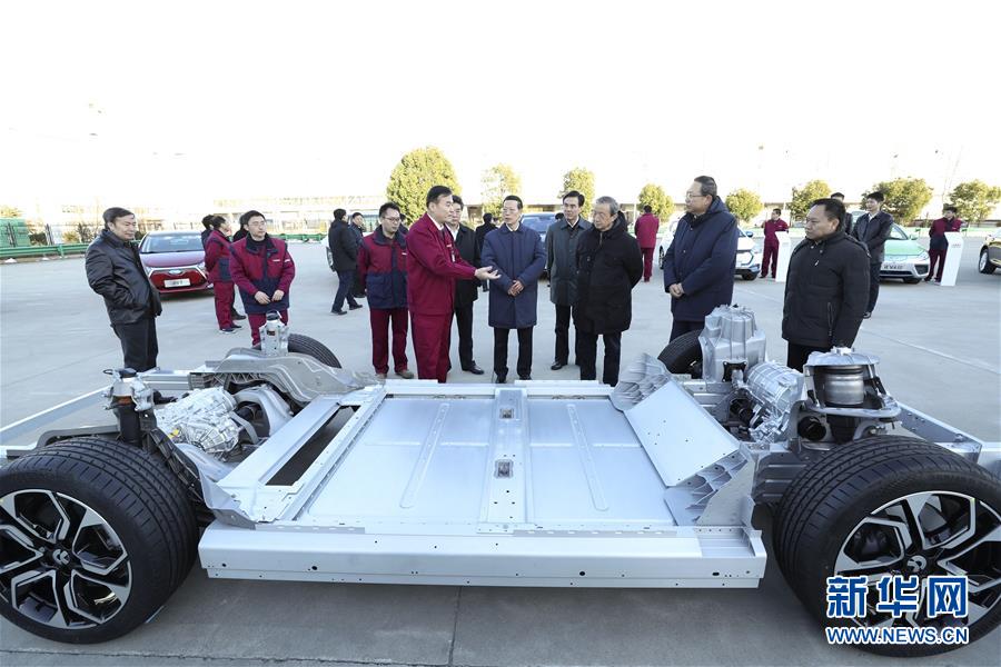 1月9日至10日,國務(wù)院副總理張高麗在安徽調(diào)研推動長江經(jīng)濟帶發(fā)展工作。這是1月9日,張高麗在江淮汽車股份有限公司了解企業(yè)生產(chǎn)經(jīng)營和參與國際產(chǎn)能合作情況。新華社記者 龐興雷 攝 1月9日至10日,國務(wù)院副總理張高麗在安徽調(diào)研推動長江經(jīng)濟帶發(fā)展工作。這是1月9日,張高麗在江淮汽車股份有限公司了解企業(yè)生產(chǎn)經(jīng)營和參與國際產(chǎn)能合作情況。新華社記者 龐興雷 攝