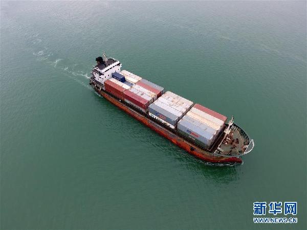 (在習近平新時代中國特色社會主義思想指引下——新時代新氣象新作為·圖文互動)(2)大工業與白海豚“共存共榮”——廣西欽州港深化改革開放構建綠色發展高地