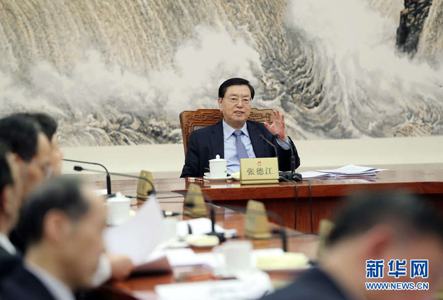 2月11日,十二屆全國(guó)人大常委會(huì)第一百一十一次委員長(zhǎng)會(huì)議在北京人民大會(huì)堂舉行。會(huì)議決定,十二屆全國(guó)人大常委會(huì)第三十三次會(huì)議于2月23日至24日舉行。張德江委員長(zhǎng)主持會(huì)議。新華社記者 劉衛(wèi)兵 攝 2月11日,十二屆全國(guó)人大常委會(huì)第一百一十一次委員長(zhǎng)會(huì)議在北京人民大會(huì)堂舉行。會(huì)議決定,十二屆全國(guó)人大常委會(huì)第三十三次會(huì)議于2月23日至24日舉行。張德江委員長(zhǎng)主持會(huì)議。新華社記者 劉衛(wèi)兵 攝