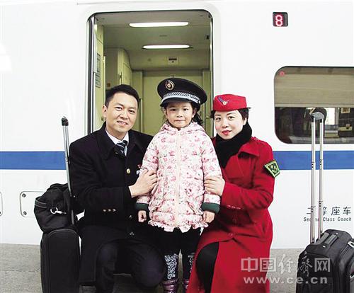 陳剛（左）、肖三英以及女兒陳昱彤的合照。經(jīng)濟日報-中國經(jīng)濟網(wǎng)記者 王軼辰攝