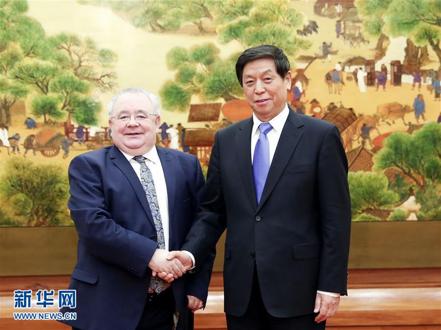 (時政)栗戰(zhàn)書與愛爾蘭眾議長奧法喬爾舉行會談