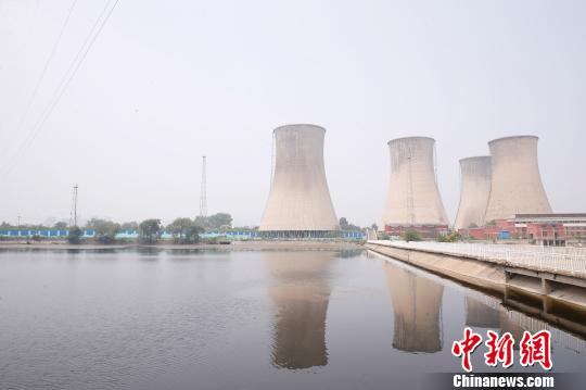 按照規(guī)劃,位于首鋼園區(qū)內(nèi)的滑雪大跳臺(tái)建成后將成為世界首例永久保留和使用的單板大跳臺(tái)場(chǎng)地。圖為單板大跳臺(tái)選址所在地。 韓海丹 攝