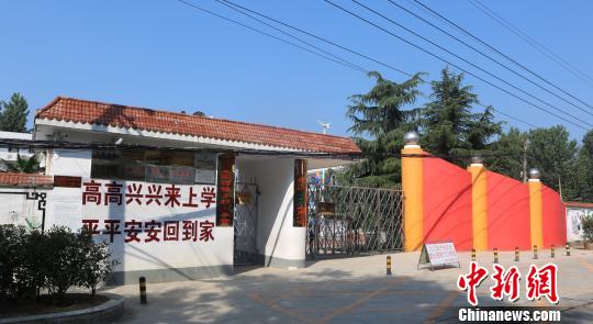 女教師以身擋車救學(xué)生殉職學(xué)生憶:她大喊“快走”