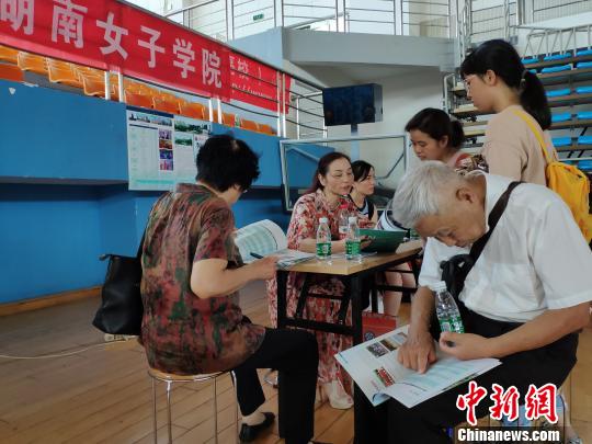 中國各地高考分數(shù)線相繼出臺填報志愿咨詢行業(yè)生意火爆