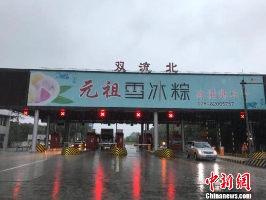 網(wǎng)傳車輛被淹的收費(fèi)站現(xiàn)狀。 鐘欣 攝