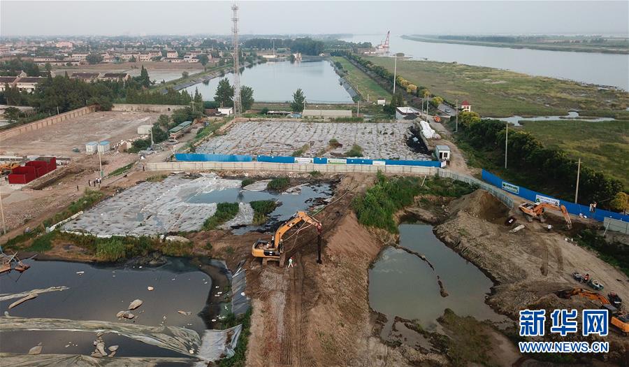 （新華視點·圖文互動）（2）中央督察兩年有的絲毫未改，有的不減反增——江蘇泰興數(shù)萬噸化工廢料和污泥堆放長江邊調(diào)查