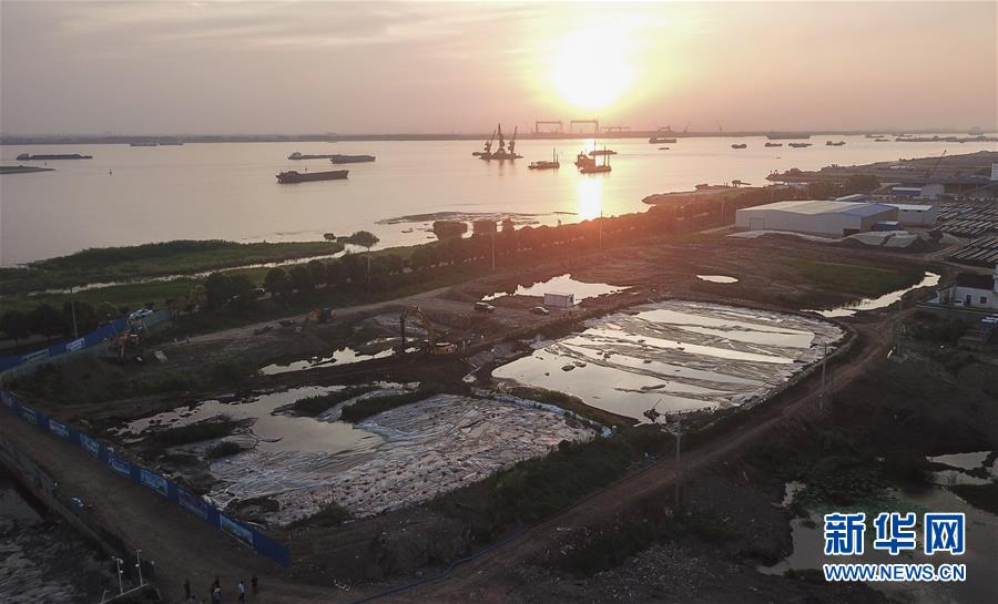（新華視點·圖文互動）（3）中央督察兩年有的絲毫未改，有的不減反增——江蘇泰興數(shù)萬噸化工廢料和污泥堆放長江邊調(diào)查