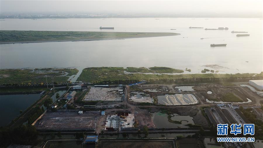 （新華視點·圖文互動）（6）中央督察兩年有的絲毫未改，有的不減反增——江蘇泰興數(shù)萬噸化工廢料和污泥堆放長江邊調(diào)查