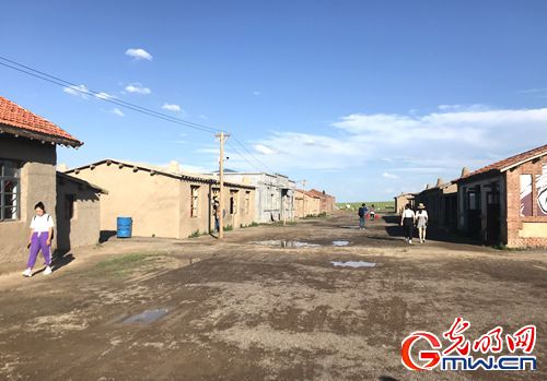 【新時(shí)代·幸福美麗新邊疆】昔日紅色精神流入血脈 今朝邊疆處處開(kāi)遍幸福花