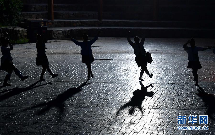 （社會）（13）苗山脫貧影像志——把苗寨搬進景區 讓貧困戶住進城里