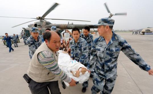 戰(zhàn)士們在蘆山災區(qū)轉移重傷員(來源:中國軍網(wǎng))