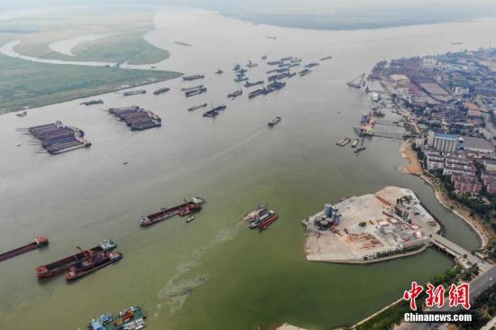 8月1日,巨型的水泥儲罐被吊離碼頭,湖南岳陽城陵磯新港區天欣碼頭的整治已基本完成。今年5月,長江岸線湖南段開展港口碼頭“關停并轉”專項整治行動。截至目前,該行動已集中關停42個碼頭泊位,退出岸線7302米。楊華峰 攝