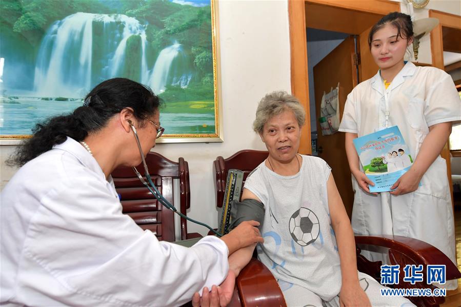 (新華全媒頭條·圖文互動(dòng))(6)以生命的名義——獻(xiàn)給首個(gè)“中國(guó)醫(yī)師節(jié)”