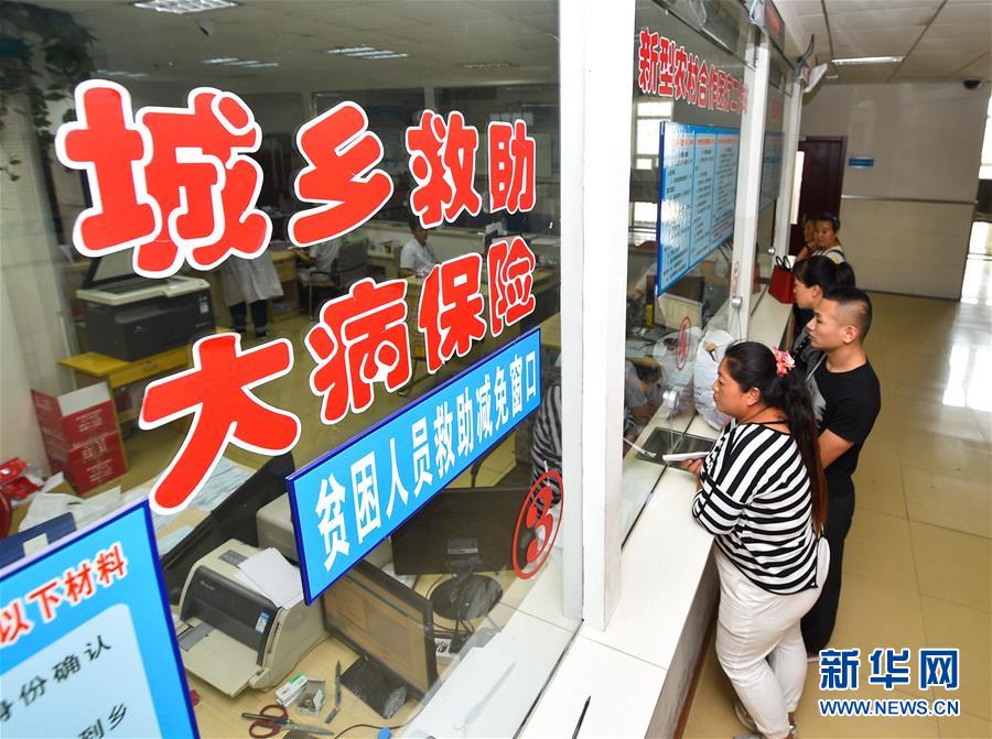 (新華全媒頭條·圖文互動(dòng))(7)以生命的名義——獻(xiàn)給首個(gè)“中國(guó)醫(yī)師節(jié)”