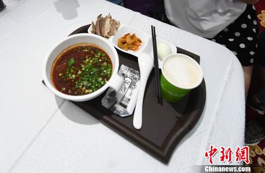 圖為“環西部火車游Y667/8次”列車上推出蘭州牛肉面套餐，套餐38元，有一碗牛肉面、一碟牛肉、一個雞蛋、一份小菜、一份甜胚子?！钇G敏 攝