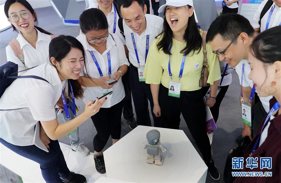 （新華全媒頭條&middot;圖文互動(dòng)）（2）&ldquo;中國(guó)智，世界能&rdquo;&mdash;&mdash;2018世界人工智能大會(huì)釋放AI發(fā)展新信號(hào)