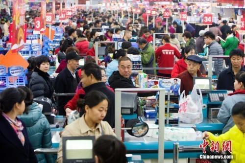 資料圖：民眾購買生活用品。張云 攝