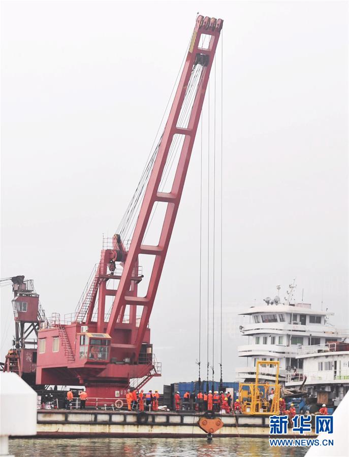 （重慶公交車墜江事故·后續）（1）重慶萬州墜江公交車按計劃今晚將被打撈出水