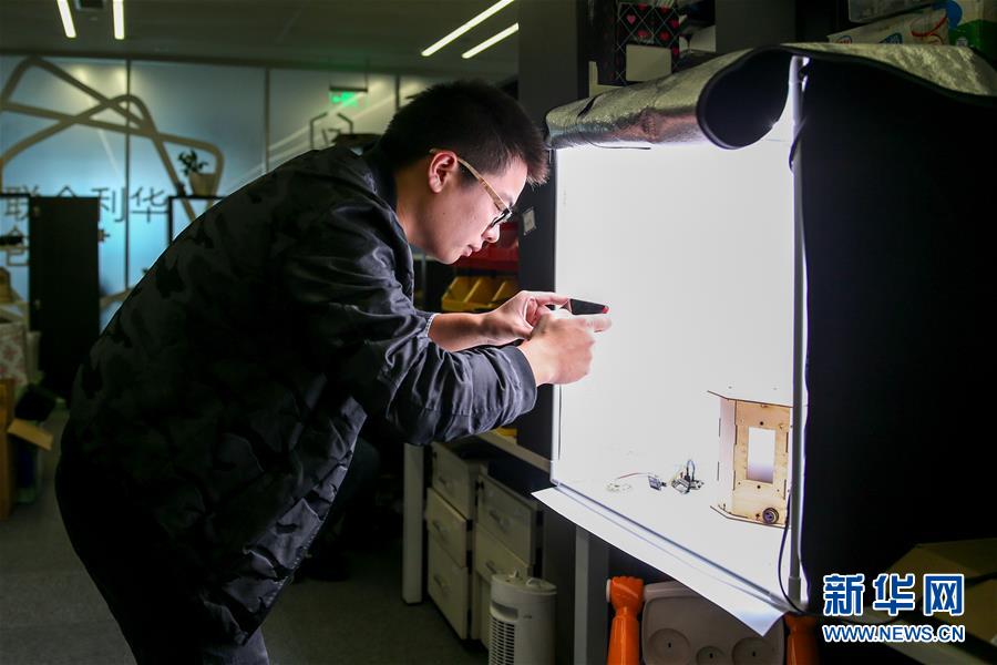 (在習(xí)近平新時(shí)代中國(guó)特色社會(huì)主義思想指引下·慶祝改革開(kāi)放40周年·開(kāi)放發(fā)展)(新華全媒頭條·圖文互動(dòng))(3)開(kāi)放中國(guó):大門越開(kāi)越大 道路越走越寬