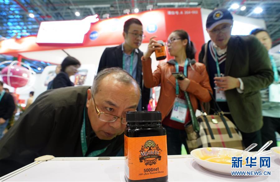 (在習(xí)近平新時(shí)代中國(guó)特色社會(huì)主義思想指引下·慶祝改革開(kāi)放40周年·開(kāi)放發(fā)展)(新華全媒頭條·圖文互動(dòng))(6)開(kāi)放中國(guó):大門越開(kāi)越大 道路越走越寬