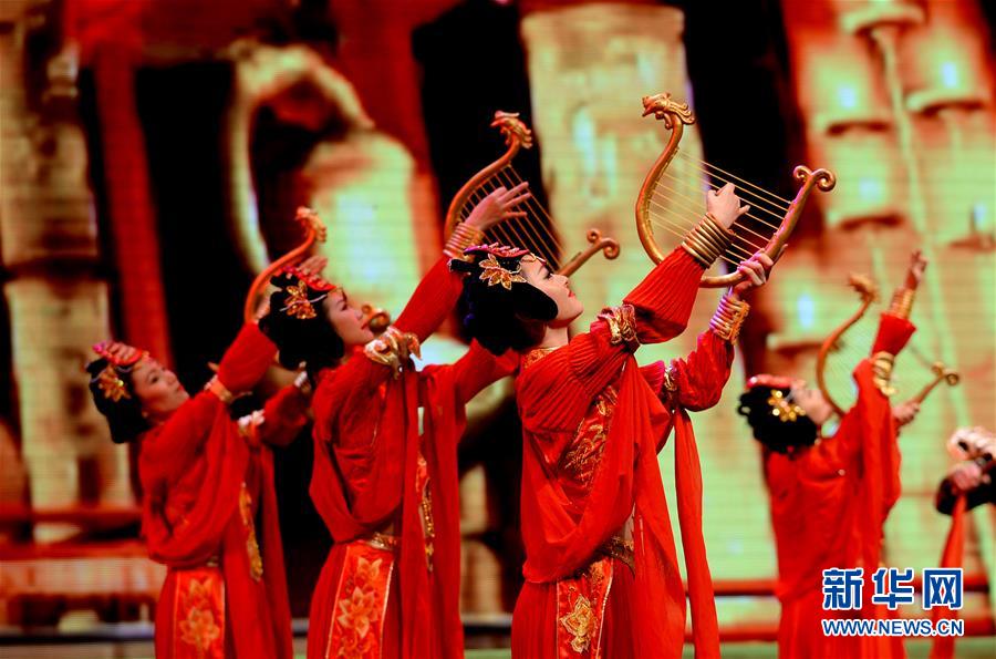 (在習(xí)近平新時(shí)代中國(guó)特色社會(huì)主義思想指引下·慶祝改革開(kāi)放40周年·開(kāi)放發(fā)展)(新華全媒頭條·圖文互動(dòng))(8)開(kāi)放中國(guó):大門越開(kāi)越大 道路越走越寬