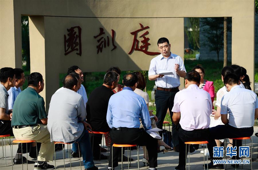 (新華全媒頭條·改革開(kāi)放40年變遷系列述評(píng)·圖文互動(dòng))(2)堅(jiān)強(qiáng)的保障——改革開(kāi)放40年變遷系列述評(píng)政治篇