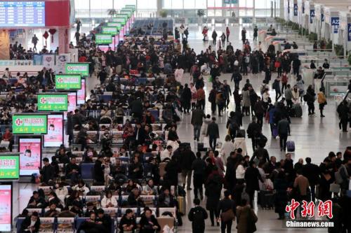 12月25日，西安北車站內(nèi)人頭攢動。<a target='_blank' ><p  align=