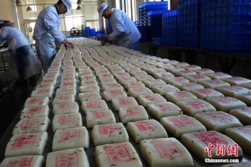 資料圖:師傅們?cè)诎阎谱骱玫墓鸹ㄌ悄旮鈹[放整齊。王思哲 攝