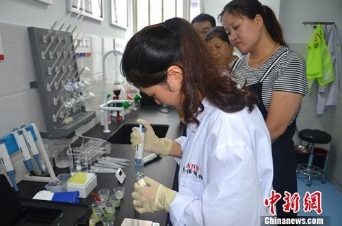 資料圖:工作人員根據(jù)消費(fèi)者要求現(xiàn)場(chǎng)檢驗(yàn),共筑食品安全。<a target='_blank' ><p align=