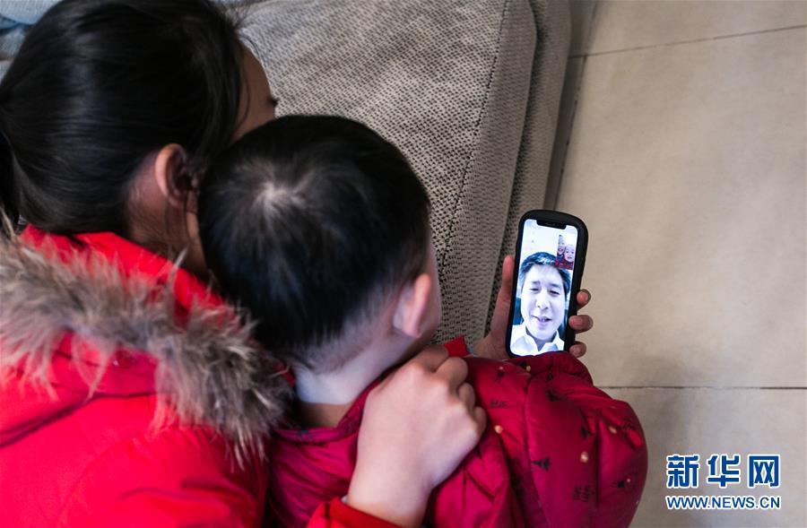 (新春走基層·圖文互動)(2)車站,懂得大海的浪漫——“一帶一路”夫妻的春節連線