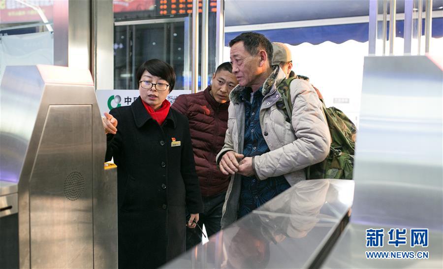 (新春走基層·圖文互動)(3)車站,懂得大海的浪漫——“一帶一路”夫妻的春節連線