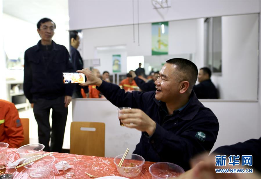 (新春走基層·圖文互動(dòng))(2)老楊20多年除夕夜的堅(jiān)守