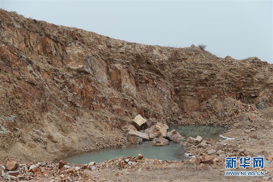 (新華視點·圖文互動)(1)挖掘作業距漢墓中心僅20米,村民住房出現裂縫……“造地”如何變挖山?
