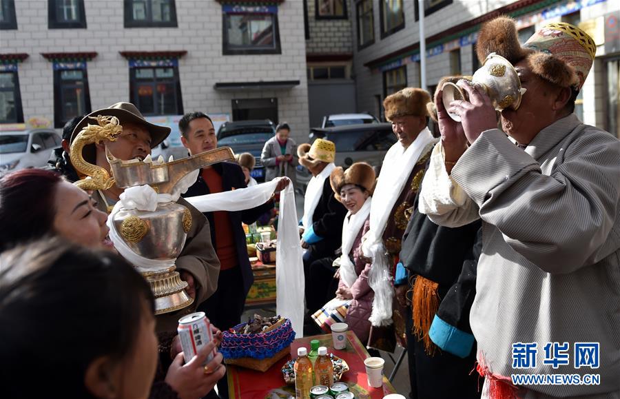 (兩會前夕看落實·圖文互動)(4)格桑花開 幸福路寬——西藏落實習近平總書記全國兩會重要講話精神紀實