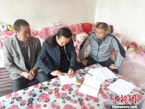 資料圖：圖為扶貧隊伍進貧困戶里，給貧困戶宣講政策?！＄娦?攝