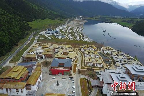資料圖：初夏的西藏林芝魯朗小鎮美輪美奐。<a target='_blank' ><p  align=