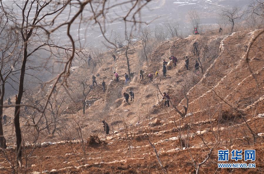 （在習(xí)近平新時(shí)代中國(guó)特色社會(huì)主義思想指引下&mdash;&mdash;新時(shí)代新作為新篇章&middot;圖文互動(dòng)）（2）&ldquo;困難面前有我們&rdquo;&mdash;&mdash;太行山革命老區(qū)一個(gè)小山村的蝶變