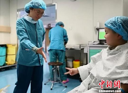 圖為:醫(yī)護人員和孩子做游戲緩解恐懼感 鄭燕國 攝 圖為:醫(yī)護人員和孩子做游戲緩解恐懼感 鄭燕國 攝