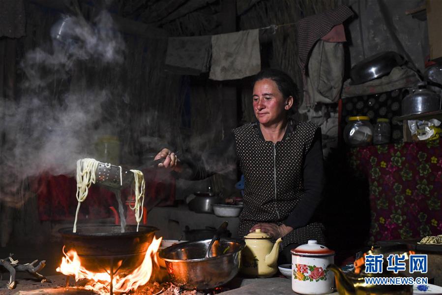 (新華全媒頭條·圖文互動)(5)一步千年,“最后的沙漠部落”遷入新家園