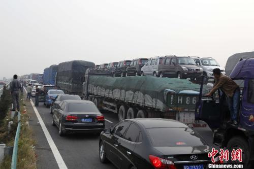 資料圖:高速擁堵不堪。<a target='_blank' ><p align=