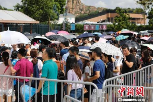 資料圖:游客排隊(duì)等待安檢。殷立勤 攝