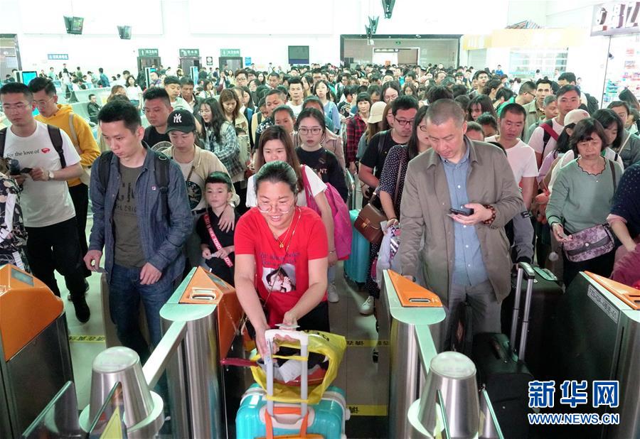 (社會(huì))(2)福州火車(chē)站迎來(lái)“五一”假期返程高峰