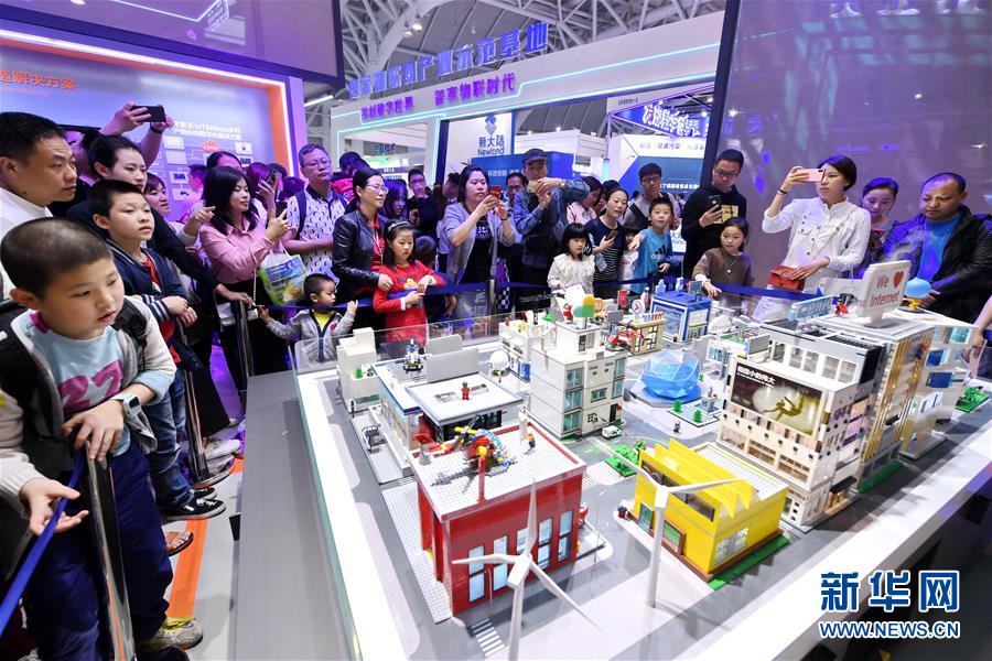 (新華全媒頭條·圖文互動)(3)從“數(shù)字中國”看中國發(fā)展新信號、新亮點、新趨勢