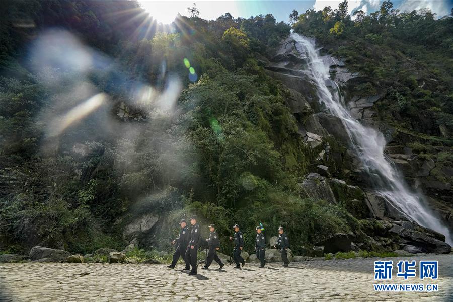 (愛國情 奮斗者·圖文互動)(3)警民情深——記云南貢山縣獨龍江鄉邊境派出所