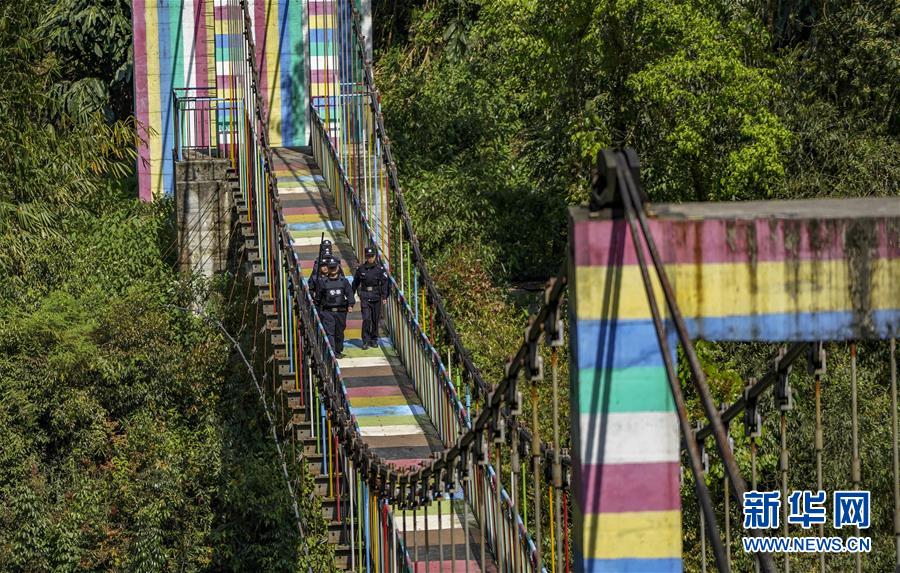 (愛國情 奮斗者·圖文互動)(2)警民情深——記云南貢山縣獨龍江鄉邊境派出所