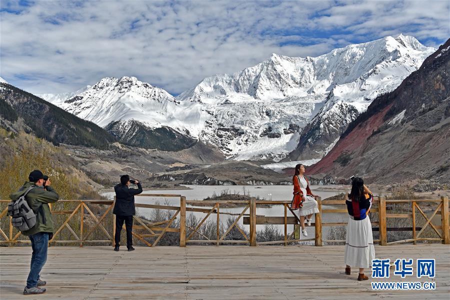 (壯麗70年·奮斗新時代·圖文互動)(5)駛向幸福的“天路”——川藏公路藏區變遷