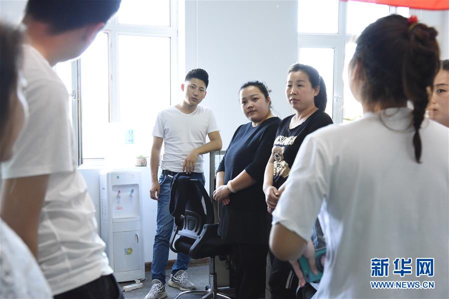 (在習近平新時代中國特色社會主義思想指引下——新時代新作為新篇章·圖文互動)(1)生長在“云”上的“小鎮青年”——東北偏遠小城發展新興產業吸引年輕人回流